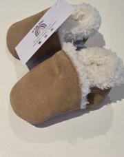 Chaussons bébé beige fourrés