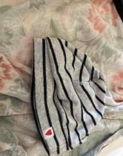 Bonnet gris et noir