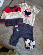 Ensemble Mickey rouge et bleu avec gilet et chaussettes
