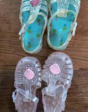 2 paires de sandalettes plastique pour eau et plage, 1 fond bleu avec un ananas 25, 1 fond rose avec coquillages rose 26