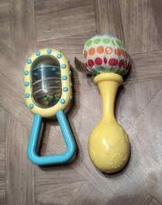 Lot de 2 hochets 