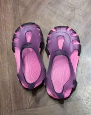 Sandalettes plastique decathlon rose et bleu.  23