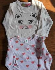 Lot de 2 t-shirts 1 an, longues manches, 1 Tex fond blanc/ coeurs roses, 1 blanc Joy & fun/ tête d'ourson 