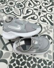 Nike grises 