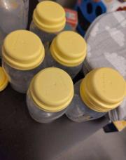5 biberons 150ml Medela + 6 couvercles