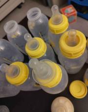 5 biberons 250ml Medela + tétines a changer + couvercles