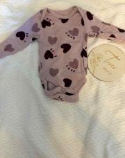Body mauve avec cœurs « love » Kiabi 3 mois 
