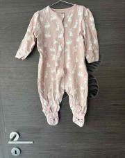 Pyjama une pièce rose avec lapins 