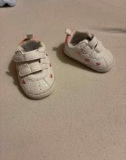Chaussure rose avec des coeurs