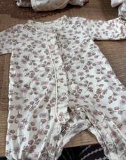 Pyjamas taille naissance fleuris rose 