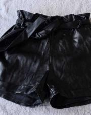 Short en cuir +ceinture M