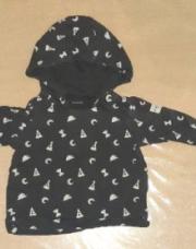 pull capuche léger noir dessin chapeaux, kiabi; 9 mois