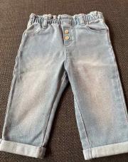 Jeans avec deux petits boutons 