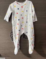 Pyjama une pièce blanc avec des étoiles de toute les couleurs taille 6 mois