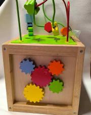Gros cube d'activités en bois il manque juste la forme de nuage 