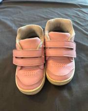 Basket baby, gym de chez Decathlon pointure 24