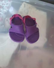 sandale mauve avec lanière rose 