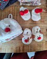 Bonnet, moufles et pantoufles de noël 