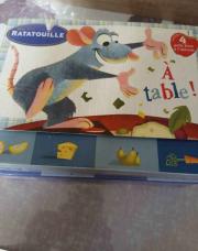 À table 4 livres dedans