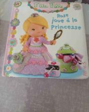 Petite fille rose joue à la princesse
