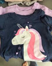 Lot de 2 T-shirt licorne et violet 
