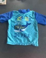T-shirt piscine taille 74/80 avec une baleine 