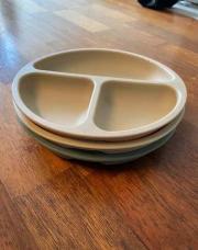 3 assiettes à compartiment