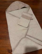 Cape de bain neuve brune avec gant de toilette 