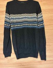 Pull bleu et dessin blanc 