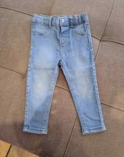 Jean primark taille 12/18 mois