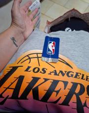 Sweat lakers neuf 11-12ans 