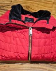 9 blouson rouge C Zara basic XS capuche