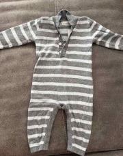 Combinaison grise, lignée taille 3 mois 