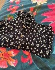 Blouse noire à fleurs blanches 80cm