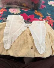 Robe beige col blanc 