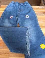 Jeans avec fleur taille 5 ans 