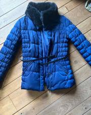 Manteau court bleu col moumoute 