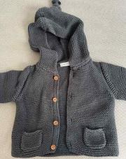 Gilet gris capuche - 56cm