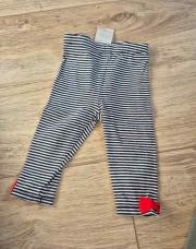 Pantalon ligné avec noeud rouge