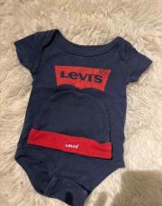Body Levi’s + bonnet 