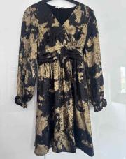 Robe noire et dorée 