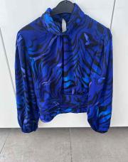 Blouse noire et bleue 