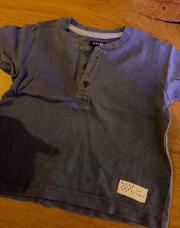 T shirt kiabi bleu bouton Little legend 6 mois