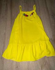 Robe jaune avec colier à perle 