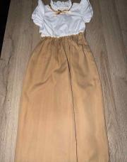 Combinaison beige et blanc taille 4