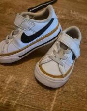 Chaussure nike blanche 22