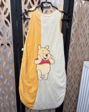 Gigoteuse Winnie l’ourson jaune et orange 