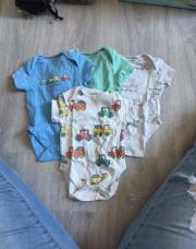 Lot 4 bodys garçon taille 0/3 mois Primark 