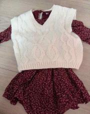ensemble robe bordeau avec gilet sans manche beige 92