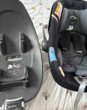 Base isofix et maxi cosy cybex gold - avec réducteur - avec les deux manuels d’instruction 